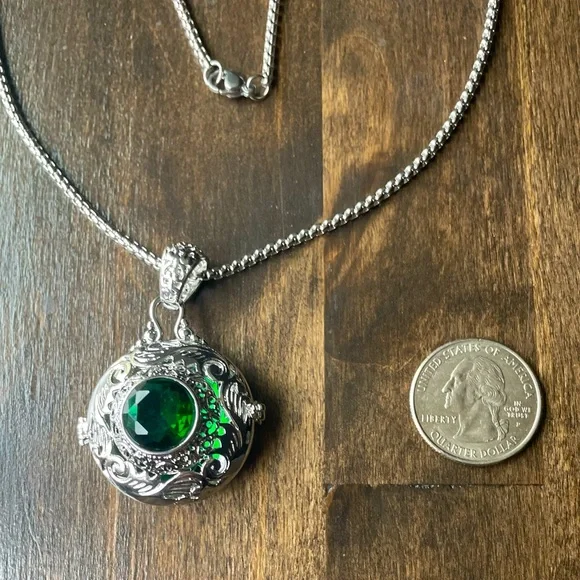 Green Rock Pendant Necklace - Picture 5 of 12